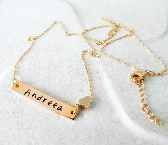 Colier placat cu aur cu pandant dreptunghiular personalizat prin gravură cu nume și charm inimioară, cu lănțișor fin - Cadoul perfect pentru cei dragi [10]