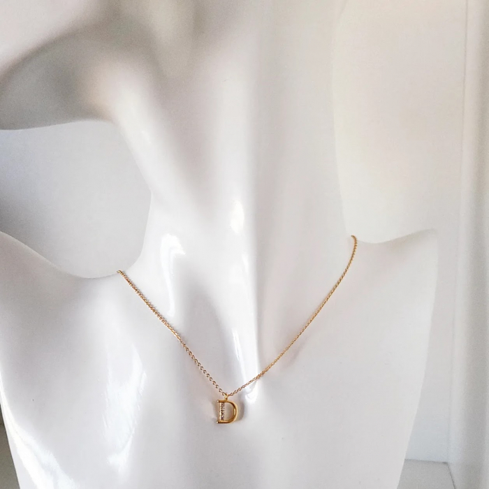 Colier placat cu aur, cu pandant initiala decorata cu cristale Cubic Zirconia [6]
