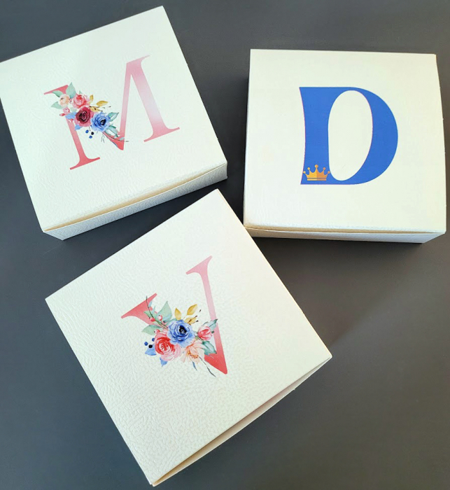 Cutie cadou personalizata cu initiala albastra sau roz, culoare crem, texturata [5]