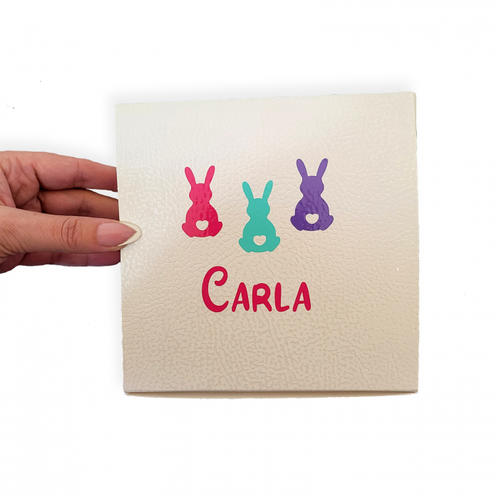 Cutie cadou personalizata cu nume si iepurasi de Paste, culoare crem, texturata [2]