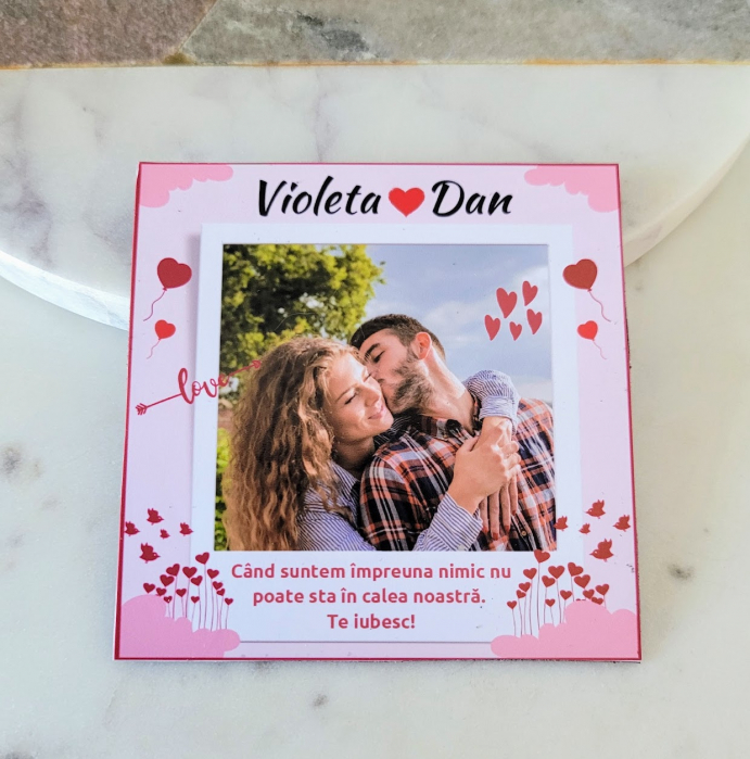 Magnet personalizat cu 1 fotografie, numele cuplului, mesaj de dragoste si multe inimioare. [3]