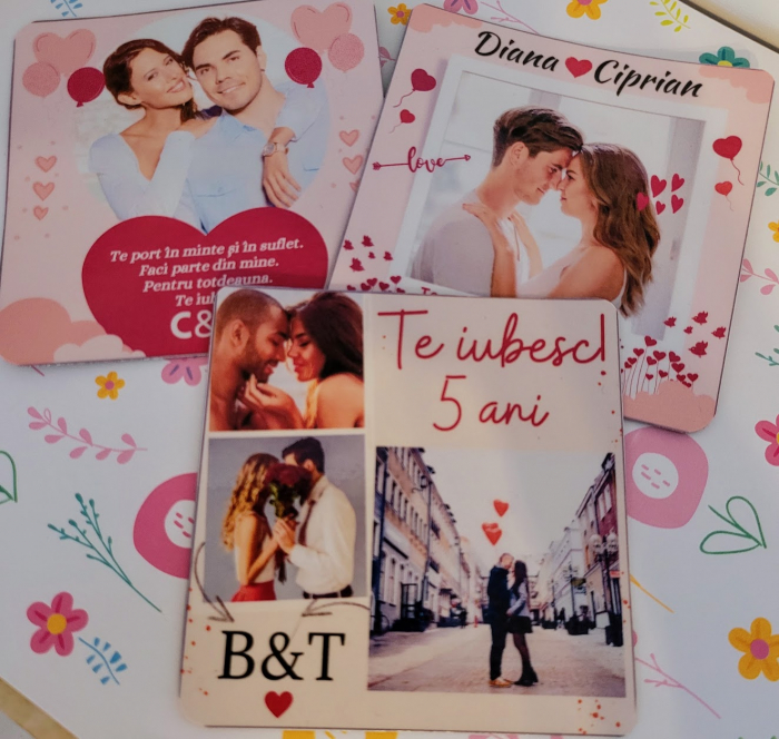 Magnet personalizat cu 1 fotografie, numele cuplului, mesaj de dragoste si multe inimioare. [5]