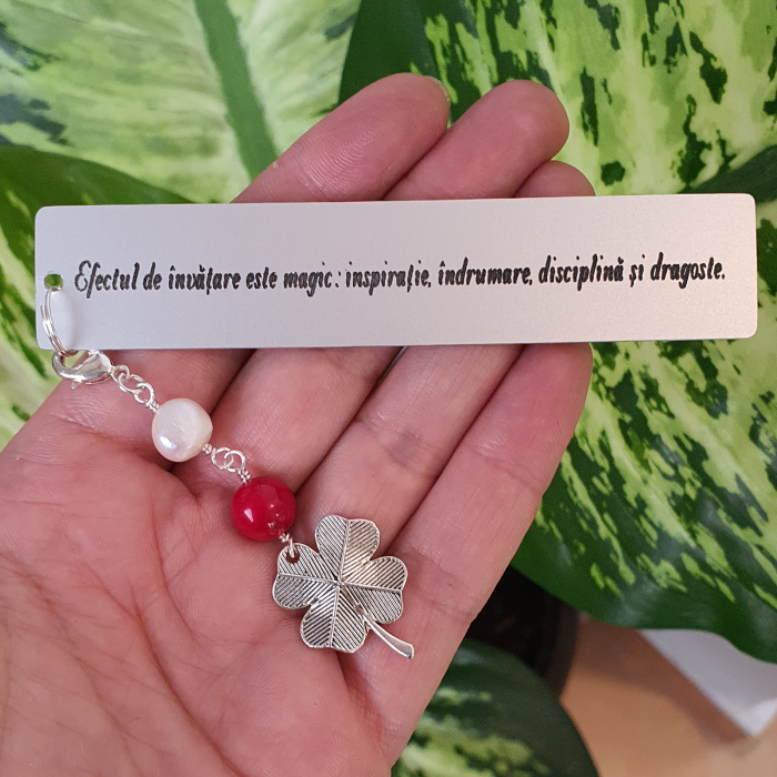 Semn de carte Martisor cu mesaj personalizat, cu coral rosu, perla de cultura si charm trifoi, potrivit pentru invatatori sau profesori [4]