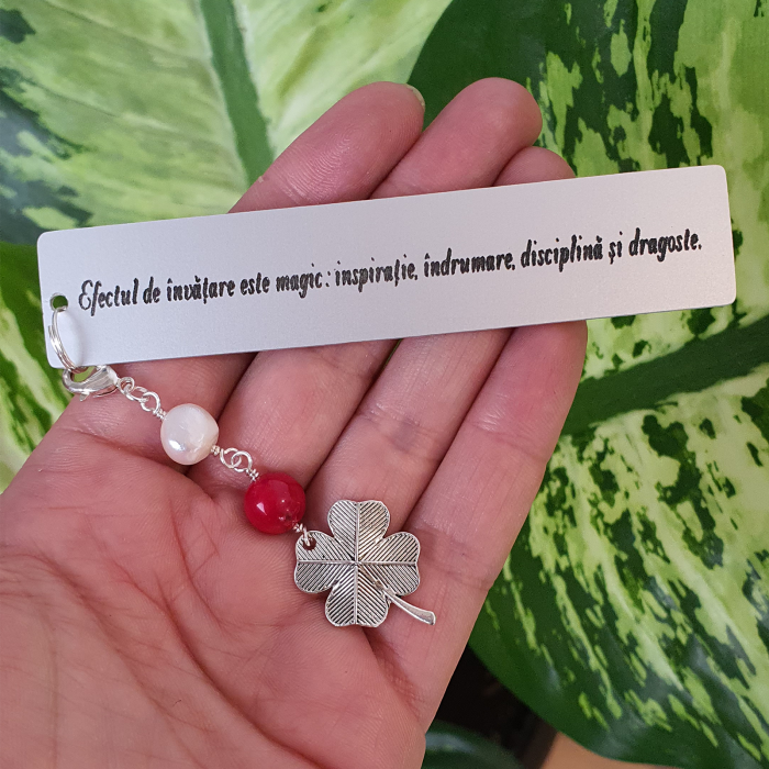 Semn de carte Martisor cu mesaj personalizat, cu coral rosu, perla de cultura si charm trifoi, potrivit pentru invatatori sau profesori [2]