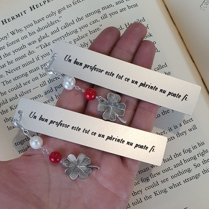 Semn de carte Martisor cu mesaj personalizat, cu coral rosu, perla de cultura si charm trifoi, potrivti pentru invatatori sau profesori [2]