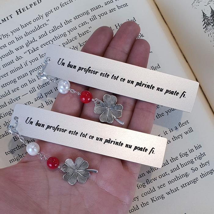 Semn de carte Martisor cu mesaj personalizat, cu coral rosu, perla de cultura si charm trifoi, potrivti pentru invatatori sau profesori [5]