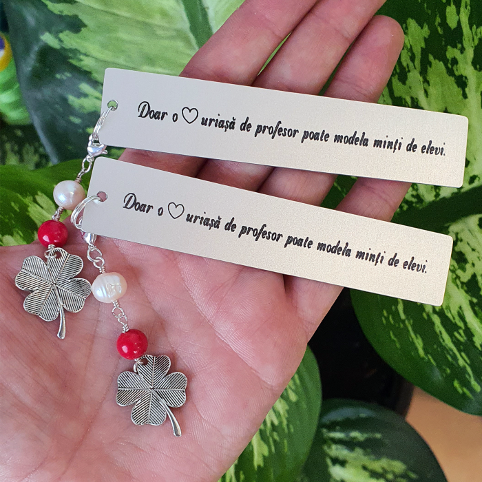 Semn de carte Martisor personalizat, cu coral rosu, perla de cultura si charm trifoi, potrivit pentru invatatori sau profesori [2]