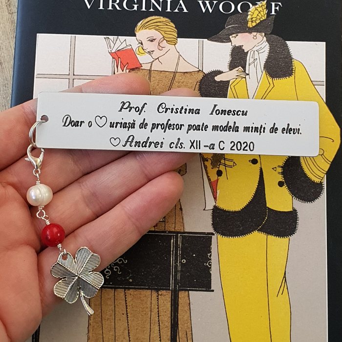 Semn de carte Martisor personalizat, cu coral rosu, perla de cultura si charm trifoi, potrivit pentru invatatori sau profesori [3]