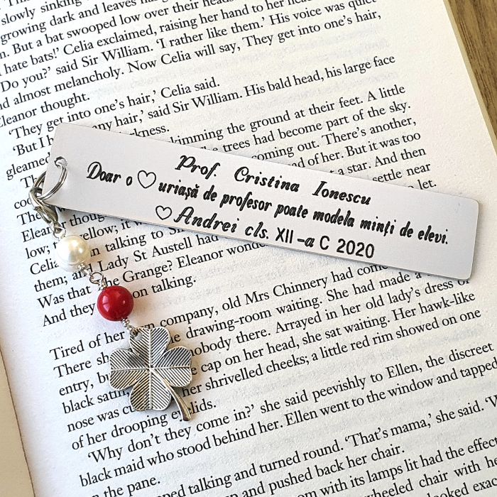 Semn de carte Martisor personalizat, cu coral rosu, perla de cultura si charm trifoi, potrivit pentru invatatori sau profesori [2]