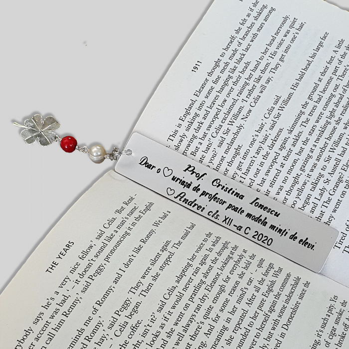 Semn de carte Martisor personalizat, cu coral rosu, perla de cultura si charm trifoi, potrivit pentru invatatori sau profesori [6]