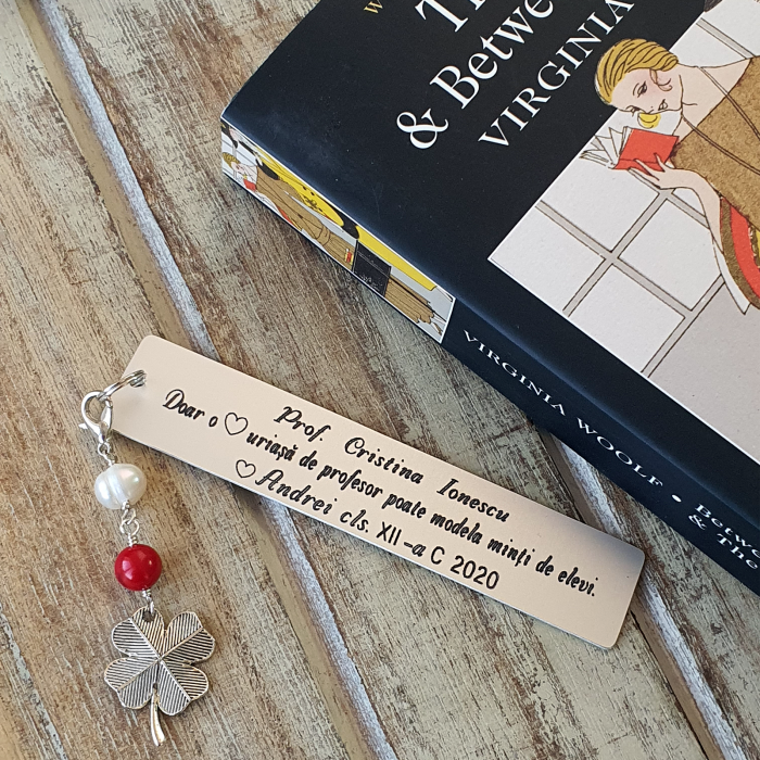 Semn de carte Martisor personalizat, cu coral rosu, perla de cultura si charm trifoi, potrivit pentru invatatori sau profesori [4]