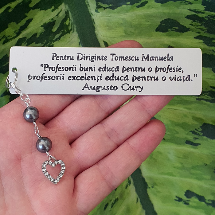 Semn de carte Martisor personalizat cu mesaj, cu coral rosu, perla de cultura si charm trifoi, potrivit pentru invatatori sau profesori [3]