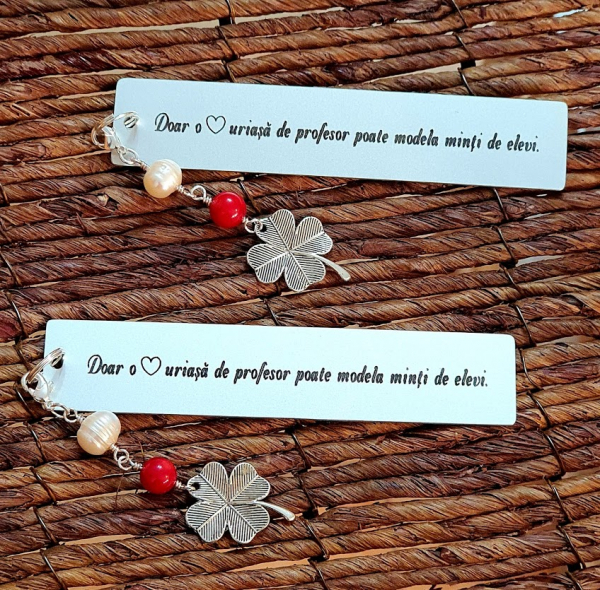 Semn de carte Martisor personalizat, cu coral rosu, perla de cultura si charm trifoi, potrivit pentru invatatori sau profesori [4]