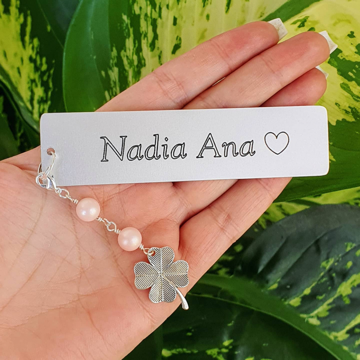 Semn de carte personalizat cu nume si perla de cultura si charm trifoi [2]