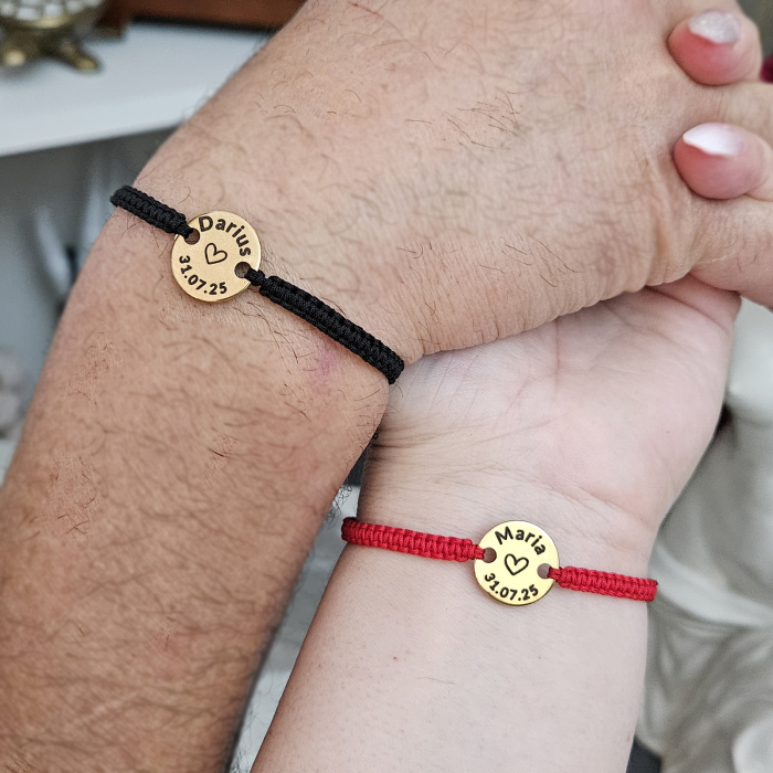 Set de 2 brățări pentru cuplu, gravate pe bănuț din inox auriu cu nume și dată. Șnur macrame ajustabil, culori și mărimi la alegere, ambalaj elegant. [1]