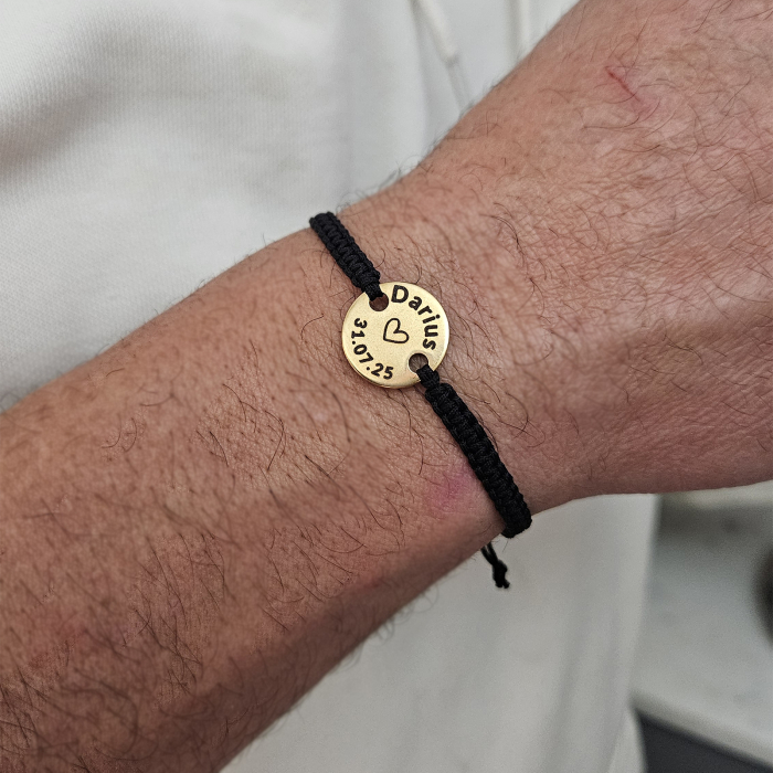 Set de 2 brățări pentru cuplu, gravate pe bănuț din inox auriu cu nume și dată. Șnur macrame ajustabil, culori și mărimi la alegere, ambalaj elegant. [5]