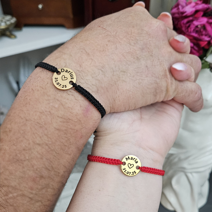 Set de 2 brățări pentru cuplu, gravate pe bănuț din inox auriu cu nume și dată. Șnur macrame ajustabil, culori și mărimi la alegere, ambalaj elegant. [6]