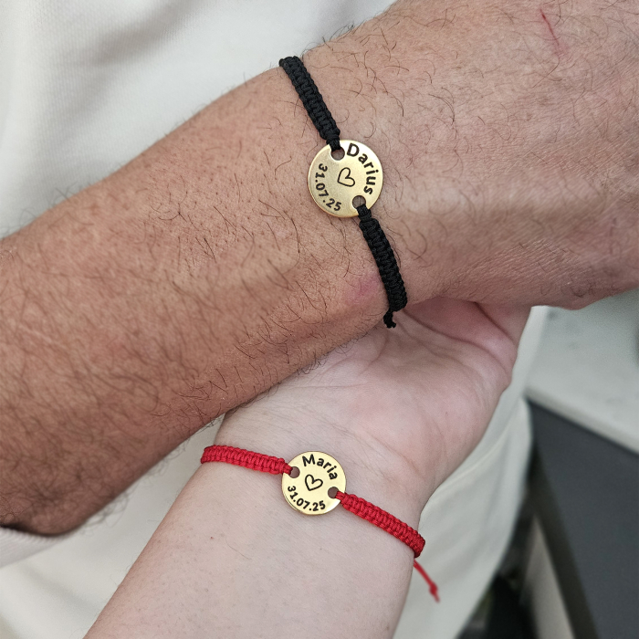 Set de 2 brățări pentru cuplu, gravate pe bănuț din inox auriu cu nume și dată. Șnur macrame ajustabil, culori și mărimi la alegere, ambalaj elegant. [2]