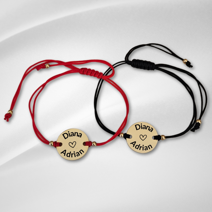 Set de 2 brățări pentru cuplu, gravate pe bănuț din inox auriu cu nume și dată. Șnur macrame ajustabil, culori și mărimi la alegere, ambalaj elegant. [2]