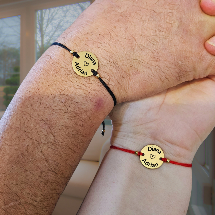 Set de 2 brățări pentru cuplu, gravate pe bănuț din inox auriu cu nume și dată. Șnur macrame ajustabil, culori și mărimi la alegere, ambalaj elegant. [1]