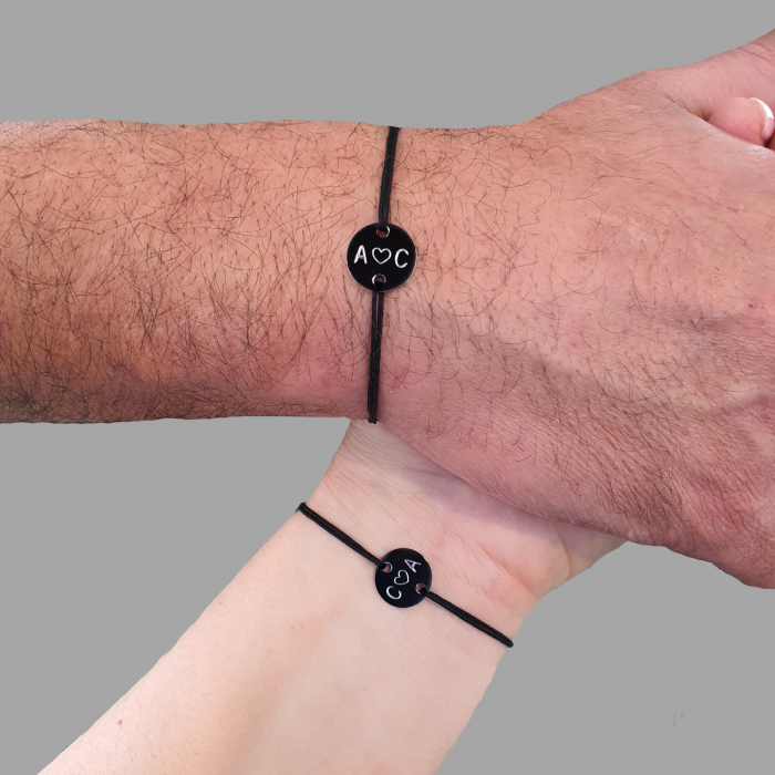 Set bratari personalizate pentru cuplu, cu banut negru gravat cu initiale si inimioara [6]