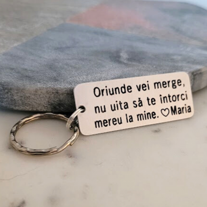 Set cadou cuplu, pentru Valentine's Day, cu breloc personalizat, magnet, felicitare si cutie cadou [4]