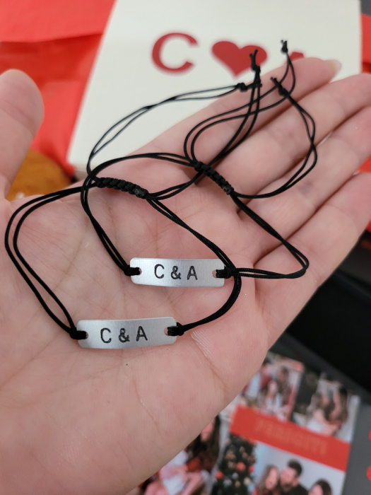 Set cadou cuplu, pentru Craciun, cu plus, bratari personalizate, magnet, felicitare si cutie cadou [3]