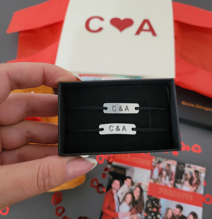 Set cadou cuplu, pentru Craciun, cu plus, bratari personalizate, magnet, felicitare si cutie cadou [2]