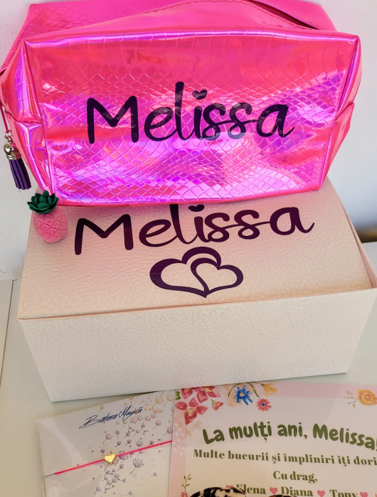 Set cadou personalizat pentru fete cu portfard, carnetel, felicitare la multi ani [10]