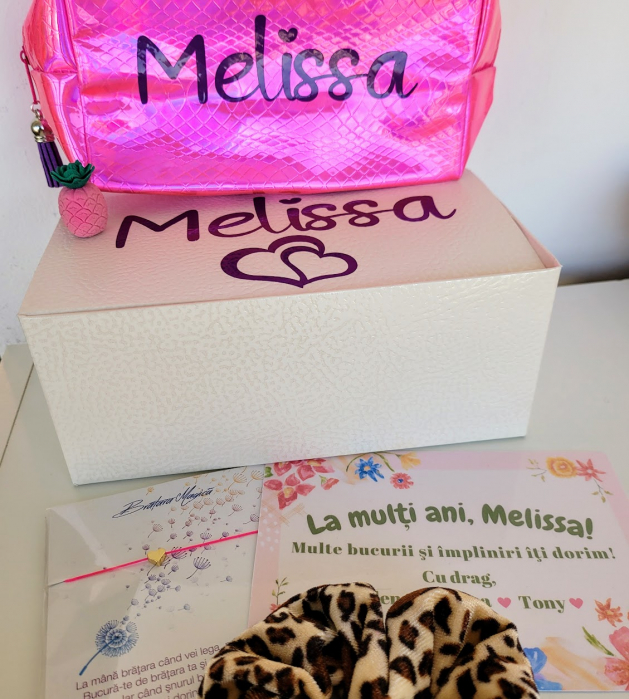 Set cadou personalizat pentru fete cu portfard, carnetel, felicitare la multi ani [13]
