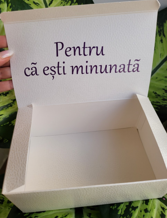 Cutie cadou personalizata cu nume, culoare crem, texturata [7]