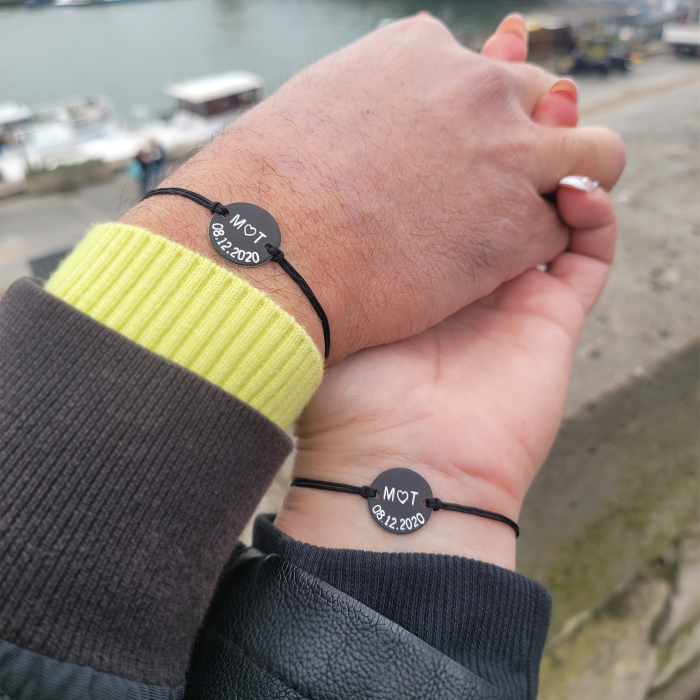 Set de 2 bratari personalizate pentru cuplu, cu banut negru gravat cu initiale, inimioara si data [5]