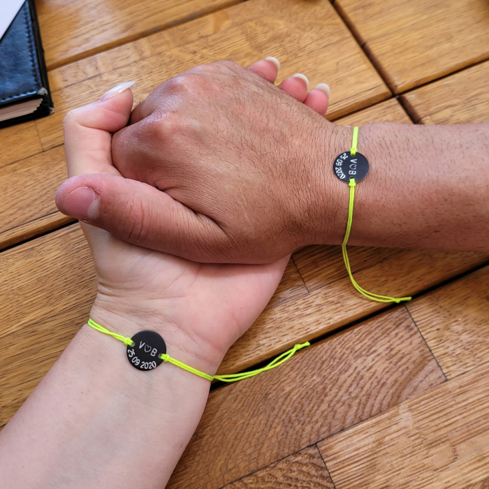 Set de 2 bratari personalizate pentru cuplu, cu banut negru gravat cu initiale, inimioara si data [8]