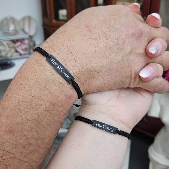 Set de 2 bratari pentru cuplu negre gravate cu Her Weirdo, His Crazy [4]