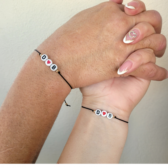 Set de 2 Bratari personalizate cu initiale acrilice si inimioara, cu snur ajustabil [3]