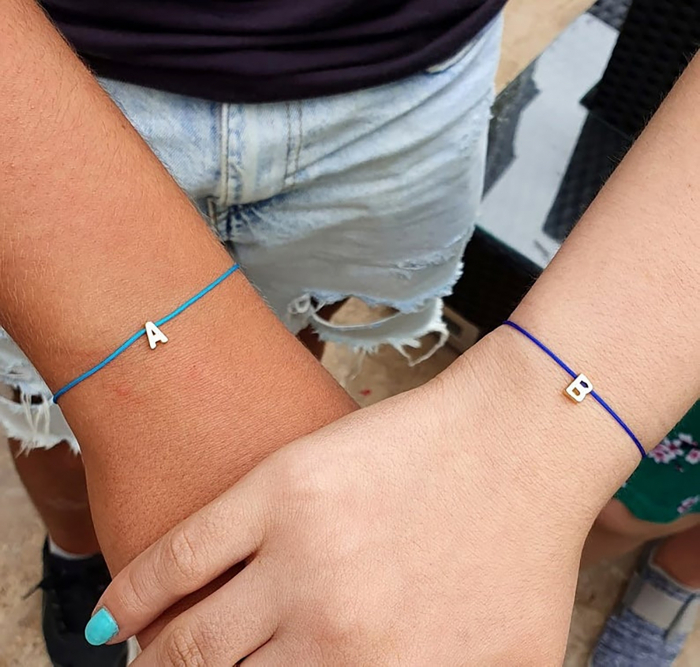 Set de 2 bratari personalizate cu initiala placata cu aur, cadou pentru cele mai bune prietene [7]