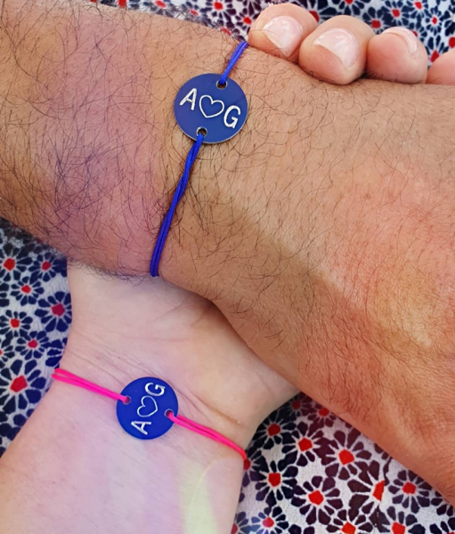 Set bratari personalizate pentru cuplu, cu banuti albastri gravati cu initiale si inimioara [2]