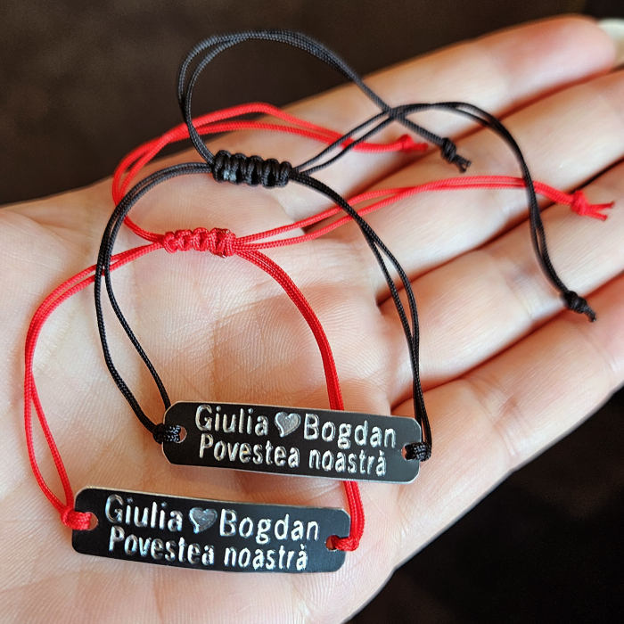 Set de 2 bratari personalizate cu Povestea noastra si data, gravate pe dreptunghi din aluminiu negru, cu snur ajustabil [3]