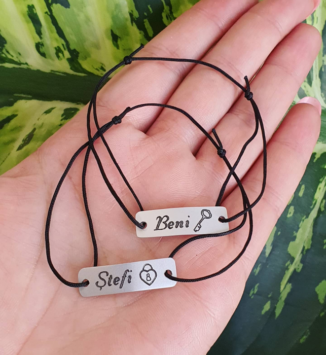 Bratara personalizata cu nume si simbol, gravata pe dreptunghi din aluminiu cu snur ajustabil [6]
