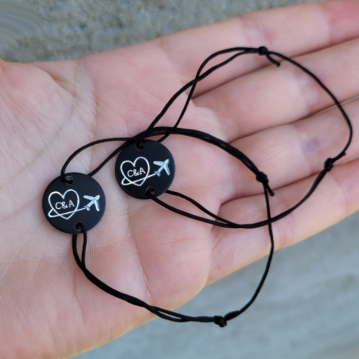 Set de 2 bratari personalizate pentru cuplu, cu banut negru gravat cu initiale si avion [5]