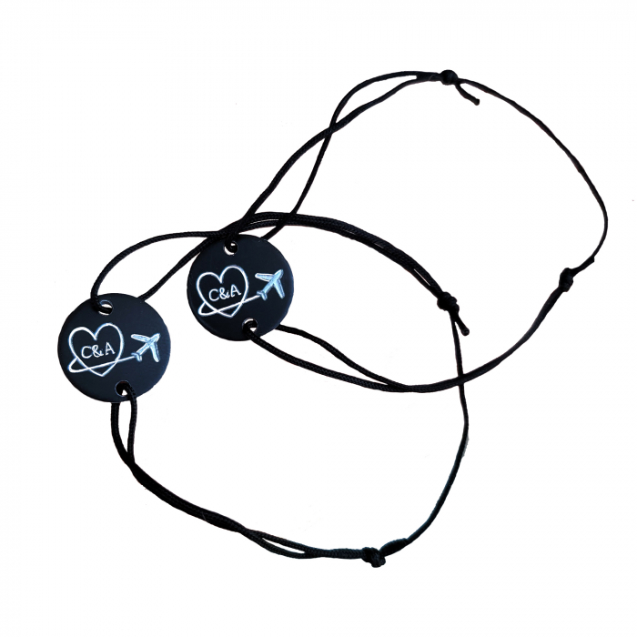 Set de 2 bratari personalizate pentru cuplu, cu banut negru gravat cu initiale si avion [2]