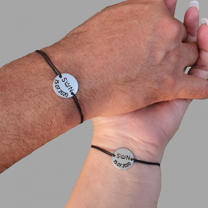 Set de 2 bratari personalizate pentru cuplu, cu banut gravat cu initiale, coronita si data relatiei [5]