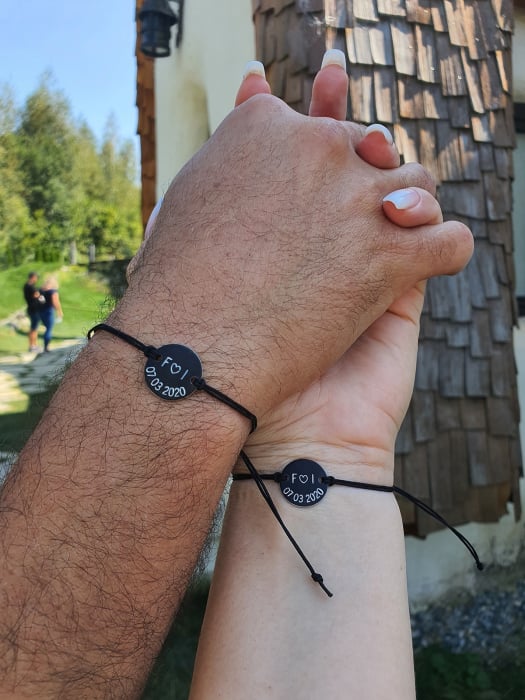 Set de 2 bratari personalizate pentru cuplu, cu banut negru gravat cu initiale, inimioara si data [2]