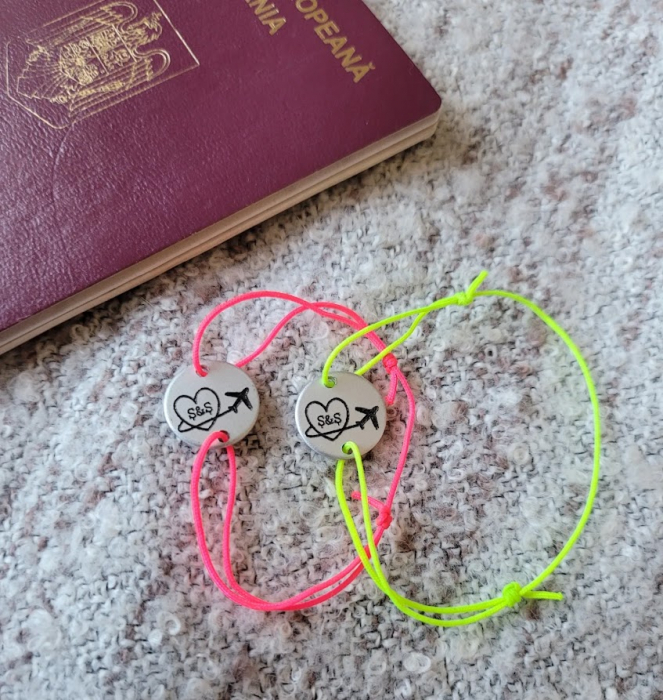 Set de 2 bratari personalizate pentru cuplu, cu banut gravat cu initiale si avion, cadou pentru cuplu [4]