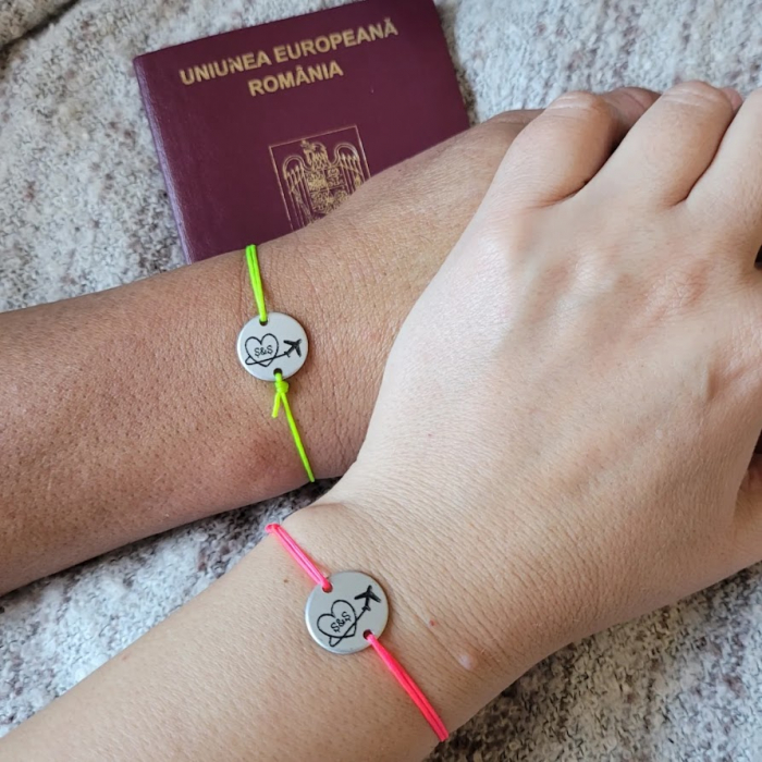 Set de 2 bratari personalizate pentru cuplu, cu banut gravat cu initiale si avion, cadou pentru cuplu [3]