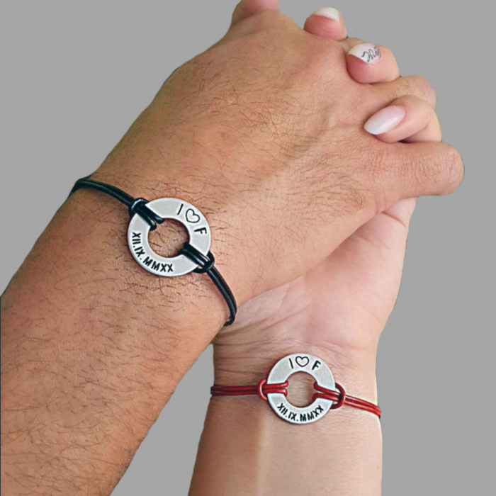 Set de 2 bratari personalizate pentru cuplu, cu initiale si data gravata pe banut gaurit, cu snur din piele [2]