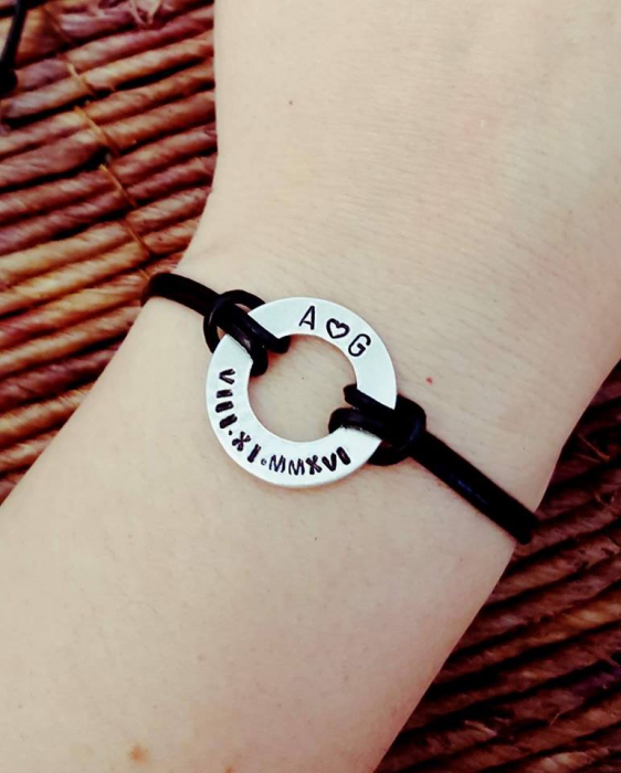 Set de 2 bratari personalizate pentru cuplu, cu initiale si data gravata pe banut gaurit, cu snur din piele [6]