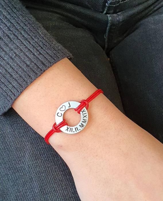 Set de 2 bratari personalizate pentru cuplu, cu initiale si data gravata pe banut gaurit, cu snur din piele [5]