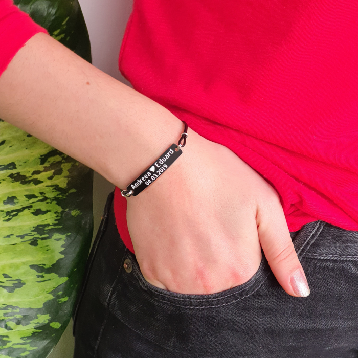 Set de 2 bratari negre personalizate pentru cuplu cu nume si data gravate si snur din piele [4]