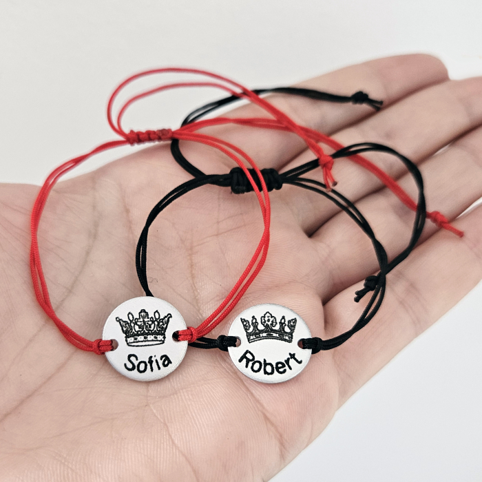 Set de 2 bratari personalizate pentru cuplu, cu nume si coronita de rege si regina, gravate pe banut din aluminiu, cu snur ajustabil, inchidere macrame [5]